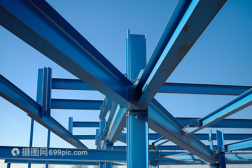 藍天下，金屬結構的現代詩篇